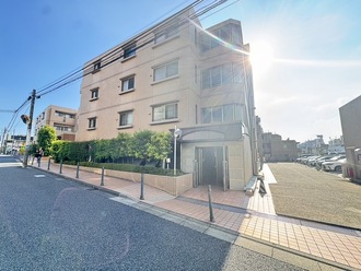 ファミール明大前の外観