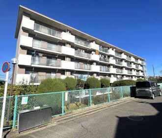 汲沢西団地三号棟の外観