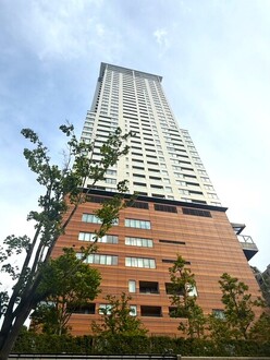 クロスエアタワーの外観