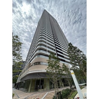 ＨＡＲＵＭＩ　ＦＬＡＧ　ＳＵＮ　ＶＩＬＬＡＧＥ　Ｔ棟の外観