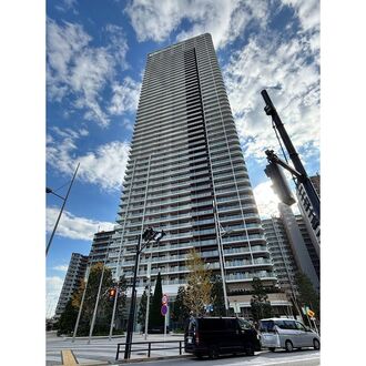 ＨＡＲＵＭＩ　ＦＬＡＧ　ＰＡＲＫ　ＶＩＬＬＡＧＥ　T棟の外観