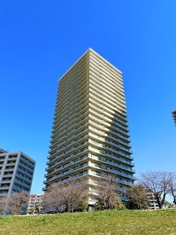 ザ・リバープレイスウエストタワーの外観