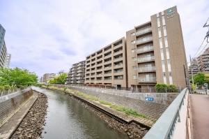 サーパス横浜星川の外観