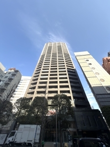 ファーストリアルタワー新宿の外観