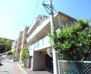 バースシティ久地の外観