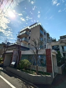 ロイヤルシーズン新宿柏木の外観