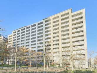 ザ・リバープレイスセンターコートの外観