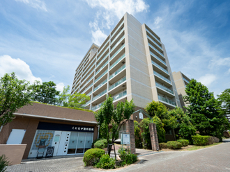 ジオ彩都みなみ坂２番館の外観