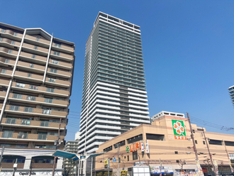 ロイヤルメドゥ香里園タワーの外観