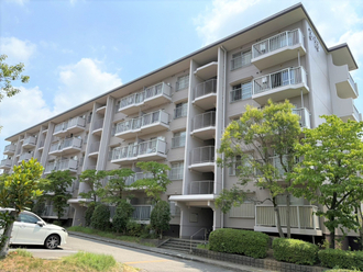 光明池第３住宅１３号棟の外観