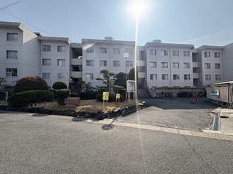 鳴子ハイツ南棟の外観