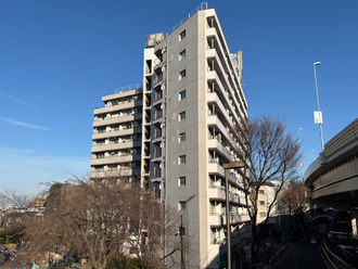 シャトレ明大前マンションの外観