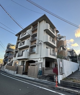 シュロス関大前の外観