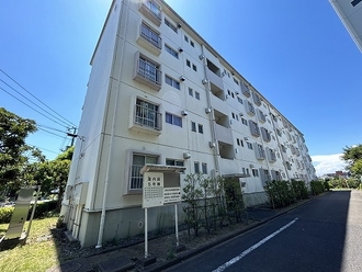 東向地団地５号棟の外観