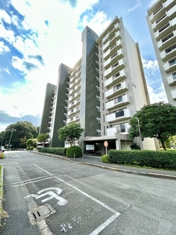 永山ハイツ１号棟の外観