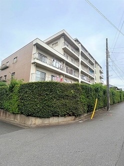 サンハイツ常盤平Ａ棟の外観